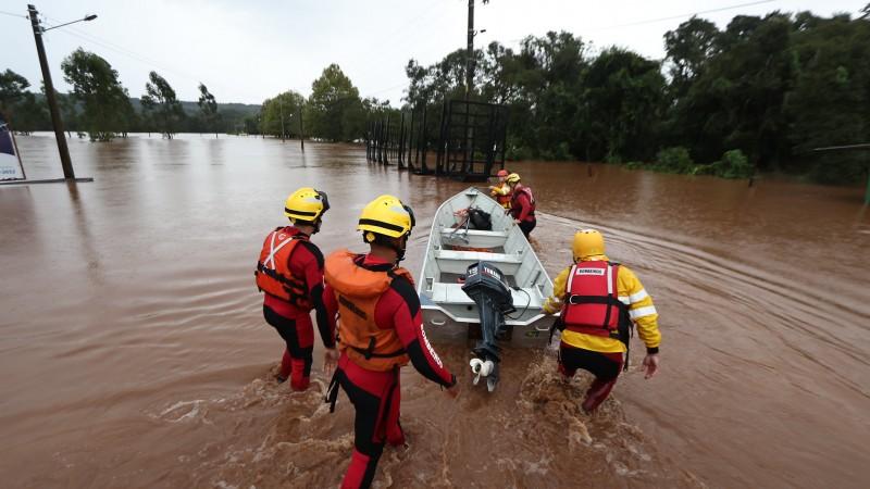 Defesa Civil atua no resgate de vítimas das enchentes no RS