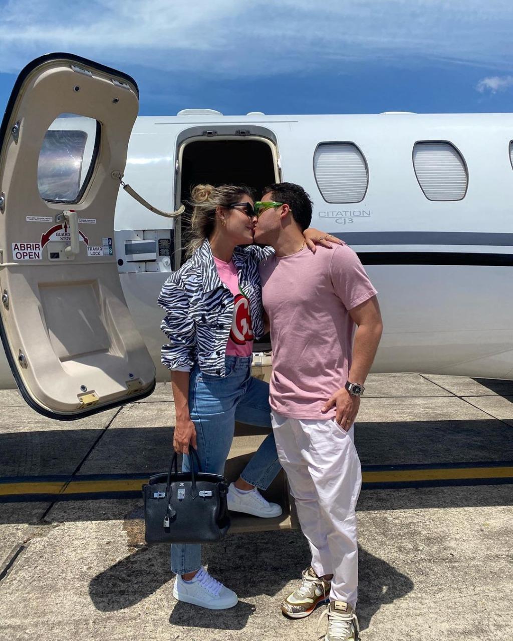 Cantor e esposa postaram fotos na última quinta (27) na Aeroporto de Fortaleza, quando viajavam para a live