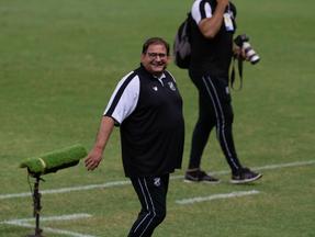 Guto Ferreira sorrindo à beira do campo