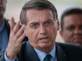 Presidente Jair Bolsonaro fala a apoiadores