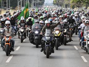 Presidente bolsonaro acena para apoiadores durante motociata em Brasília