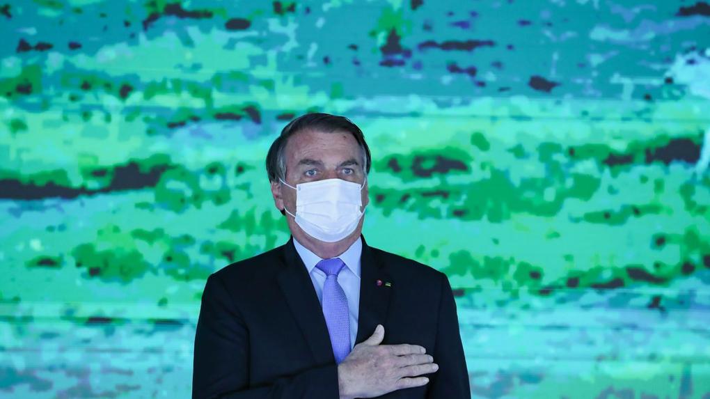 Bolsonaro de máscara durante evento no Palácio do Planalto