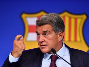 presidente do barcelona explica saída de messi