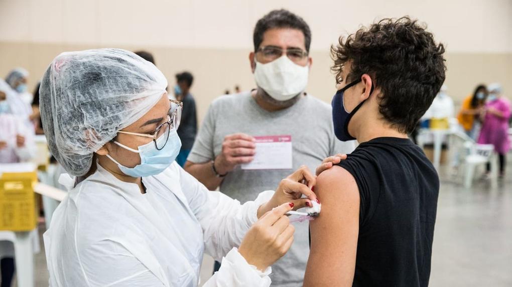 adolescente recebe vacina contra a covid-19 no centro de eventos, em fortaleza