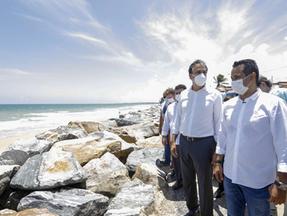 Em destaque, na foto, estão o governador do Ceará Camilo Santana e o prefeito de Caucaia Vitor Valim. Os dois estão de máscara, próximos a outras pessoas, na orla da praia do Icaraí.