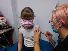 Uma criança recebe uma dose da vacina Pfizer / BioNTech Covid 19 no centro de reabilitação Clemenceau em Estrasburgo