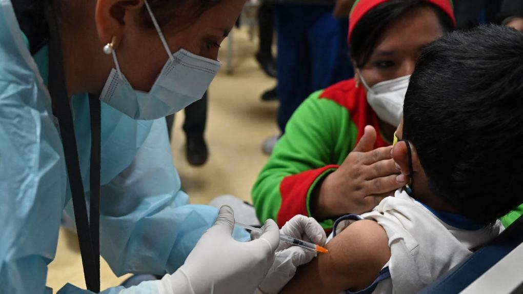 Criança sendo vacinada contra Covid