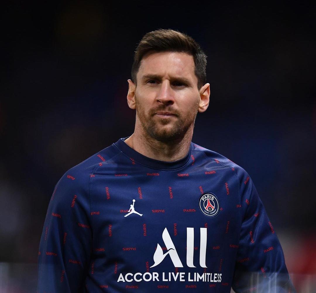 Imagem mostra Messi em pé.