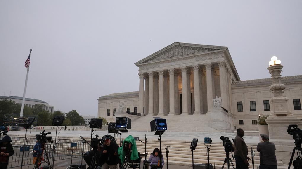 Repórteres posicionados em frente a Suprema Corte dos Estados Unidos em 3 de maio de 2022