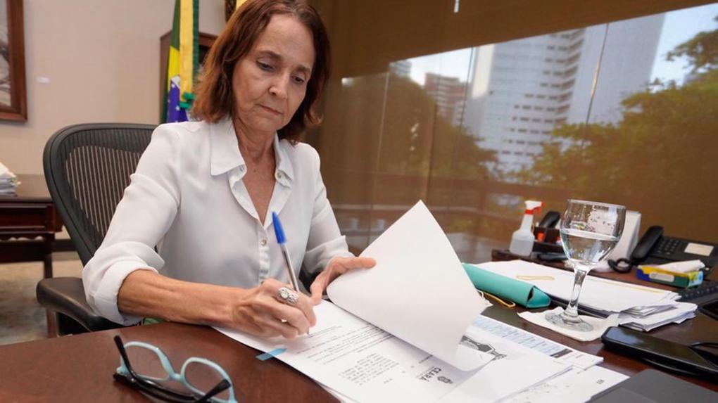 Governadora Izolda Cela assinando a lei do ICMS