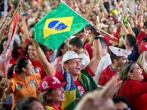 eleitora com bandeira de Lula