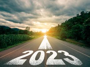 Estrada apontando para 2023
