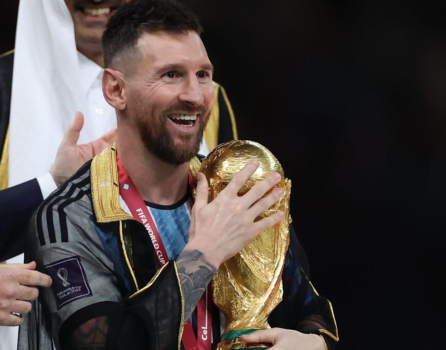 Imagem mostra Messi com a taça da Copa do Mundo