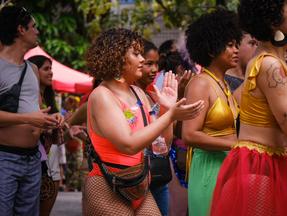 Carnaval de Fortaleza tem looks brilhantes no meio da rua