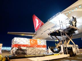 Além dos cachorrinhos em primeira classe, paletes com toneladas de doações para os afetados pelo terremoto na Turquia são enviados pela Turkish Airlines.
