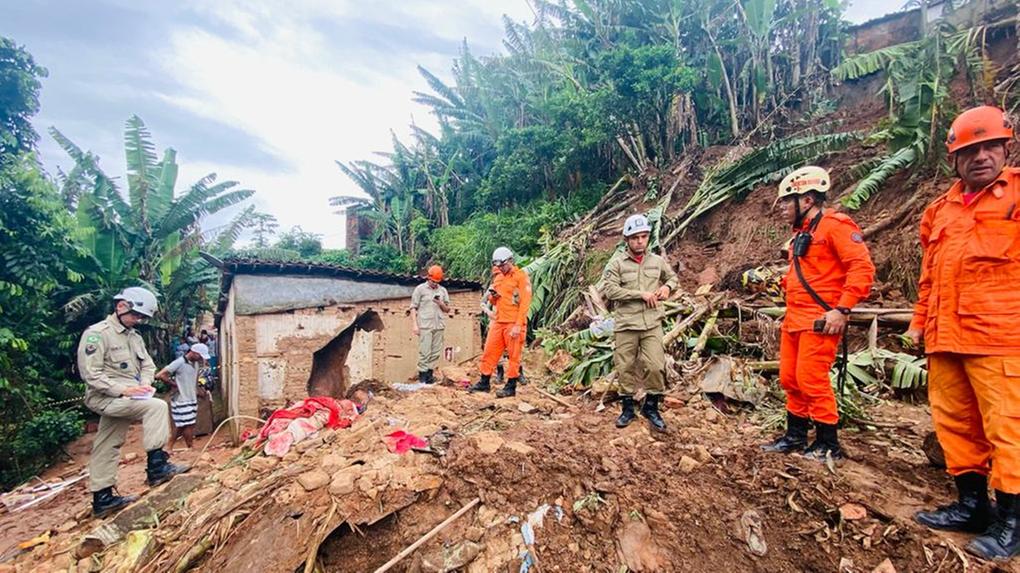 Mulher e duas crianças morrem após desabamento de casa em Aratuba