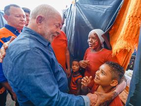 Lula em visita a moradores de áreas inundadas na região de Trizidela do Vale, no Maranhão