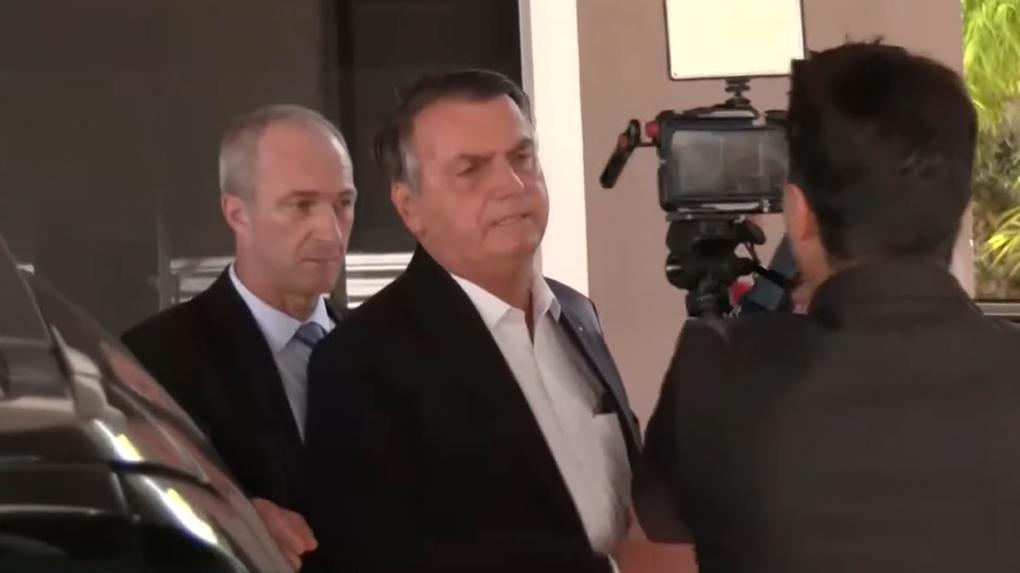 Bolsonaro respondeu questionamentos de jornalistas na manhã de quarta-feira (3)