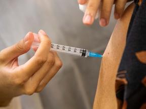 pessoa aplicando vacina em braço