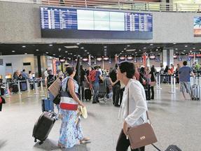 Passageiros transitam pelo aeroporto de Fortaleza
