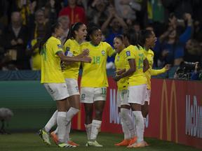 Foto da Seleção Brasileira de futebol feminino comemorando gol