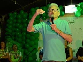 Prefeito de Limoeiro do Norte, José Maria Lucena, com microfone na mão, em discuro