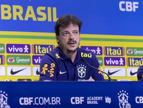 Foto de Fernando Diniz, técnico da Seleção Brasileira, durante convocação