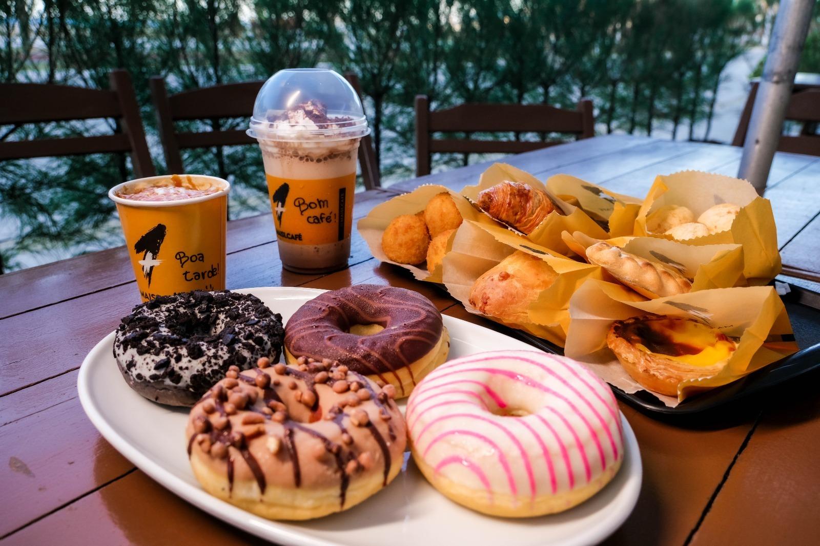 Cafés gelados, donuts e diversos tipos de salgados integram menu do Mais1 Café