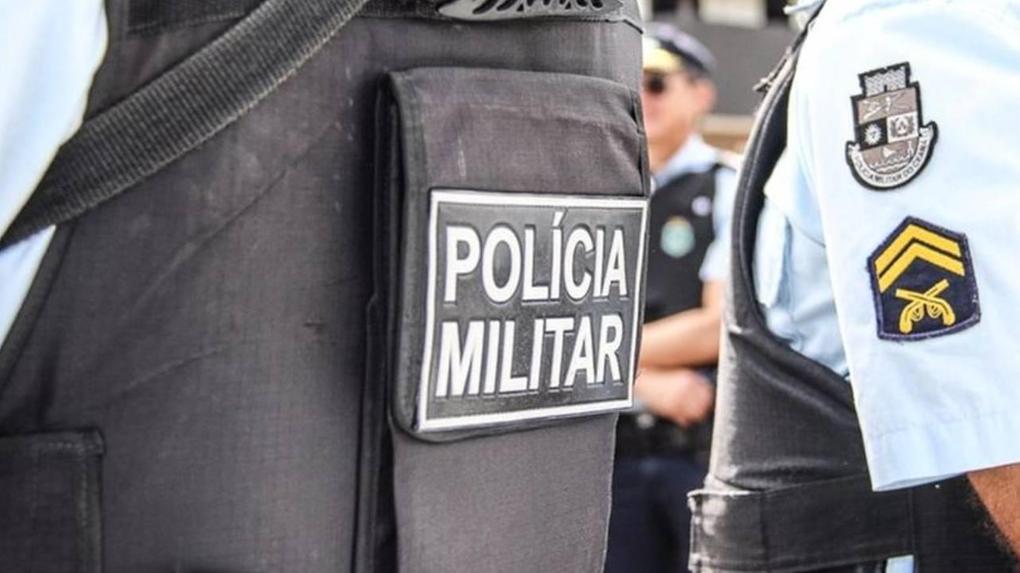 A Polícia Militar informou que buscas são realizadas por policiais na região, para localizar e prender os suspeitos