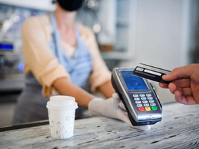 Cartão de crédito sendo usado para compra