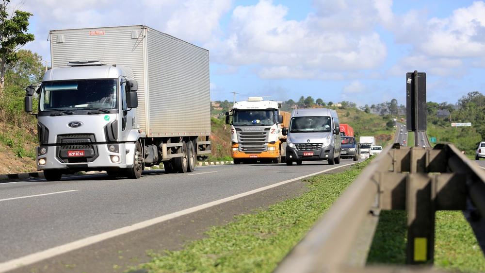 Caminhões trafegando por uma estrada brasileira