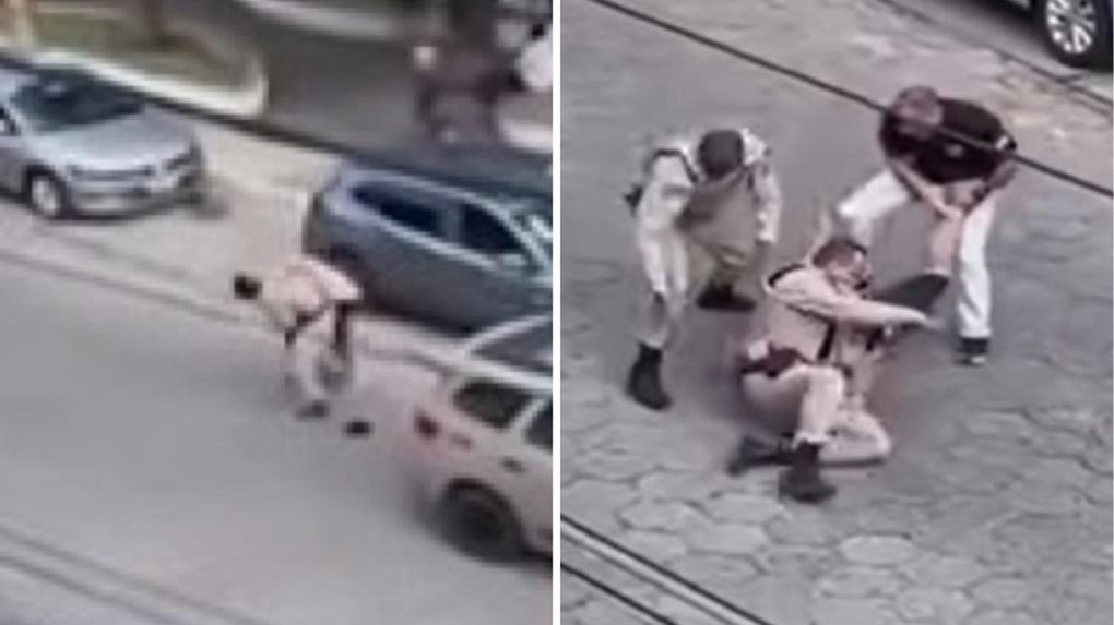 Homem é contido por policiais em rua de cidade na Bahia