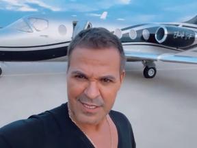 Cantor publicou vídeos falando sobre compra de aeronave em rede social
