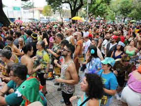 Foliões em festa de Carnaval em Fortaleza, em 2024