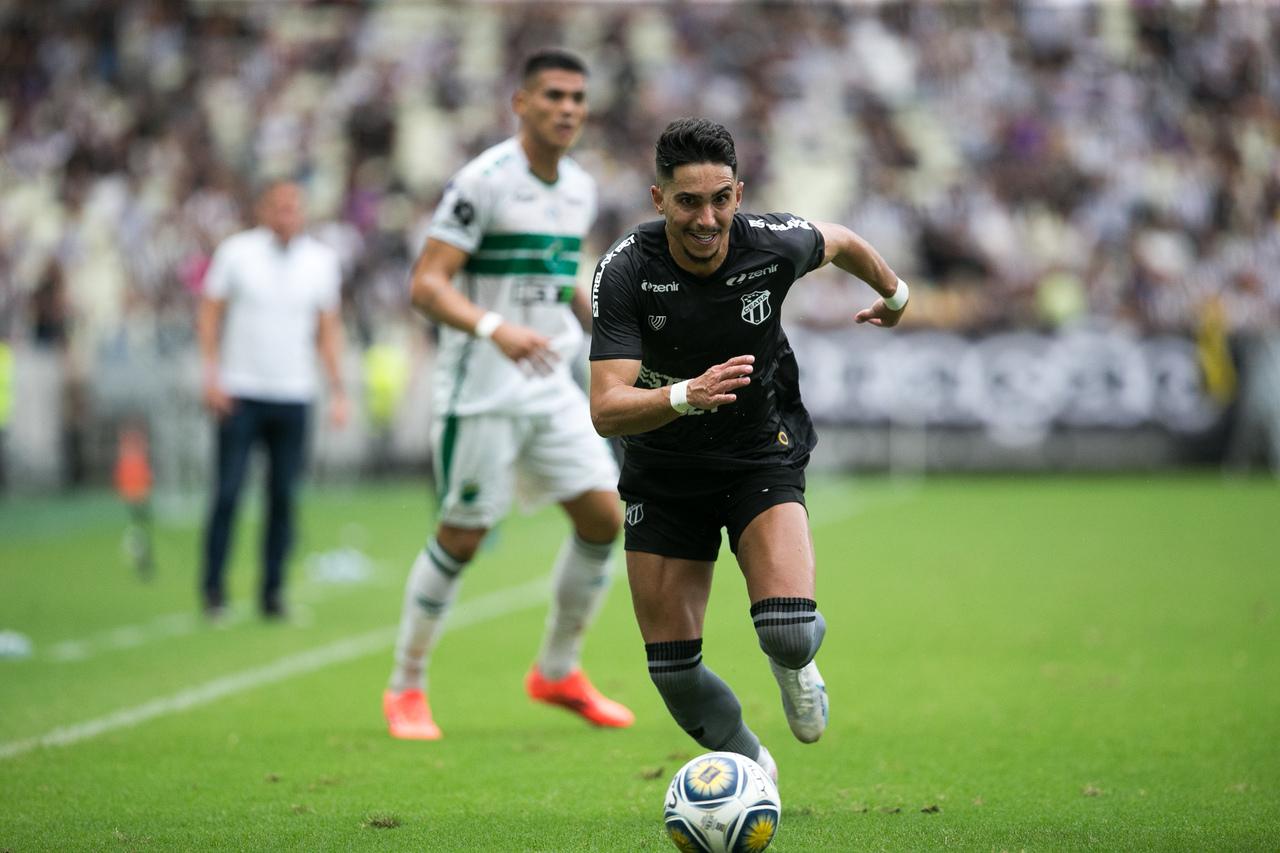Lateral-direito do Ceará Raí Ramos em partida contra o Altos-PI, pela 2ª rodada da Copa do Nordeste, na Arena Castelão