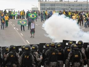 Polícia enfrenta participantes de atos golpistas na Praça dos Três Poderes