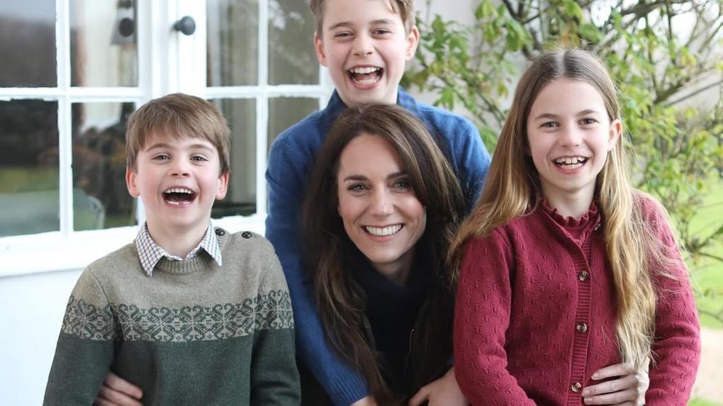 Kate Middleton ao lado dos filhos, Louis, George e Charlotte