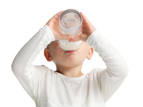criança bebendo leite