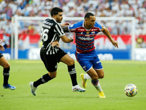 Imagem do zagueiro Titi, do Fortaleza, disputando a bola com o volante Richardson, do Ceará
