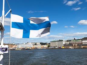 Bandeira da Finlândia hasteada em barco