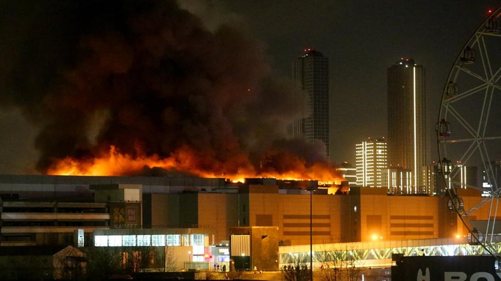 Uma vista mostra a sala de concertos Crocus City Hall incendiada