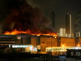 Uma vista mostra a sala de concertos Crocus City Hall incendiada