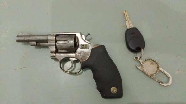 Com os suspeitos, foram apreendidos um revólver calibre 32 e o automóvel utilizado na ação criminosa