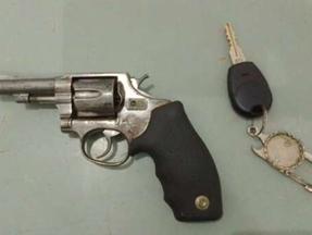 Com os suspeitos, foram apreendidos um revólver calibre 32 e o automóvel utilizado na ação criminosa