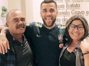 Daniel Alves com os pais