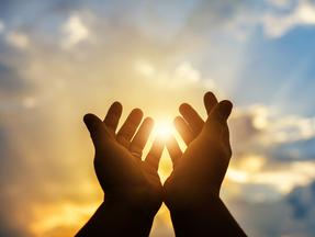 Mãos erguidas para o céuem oração