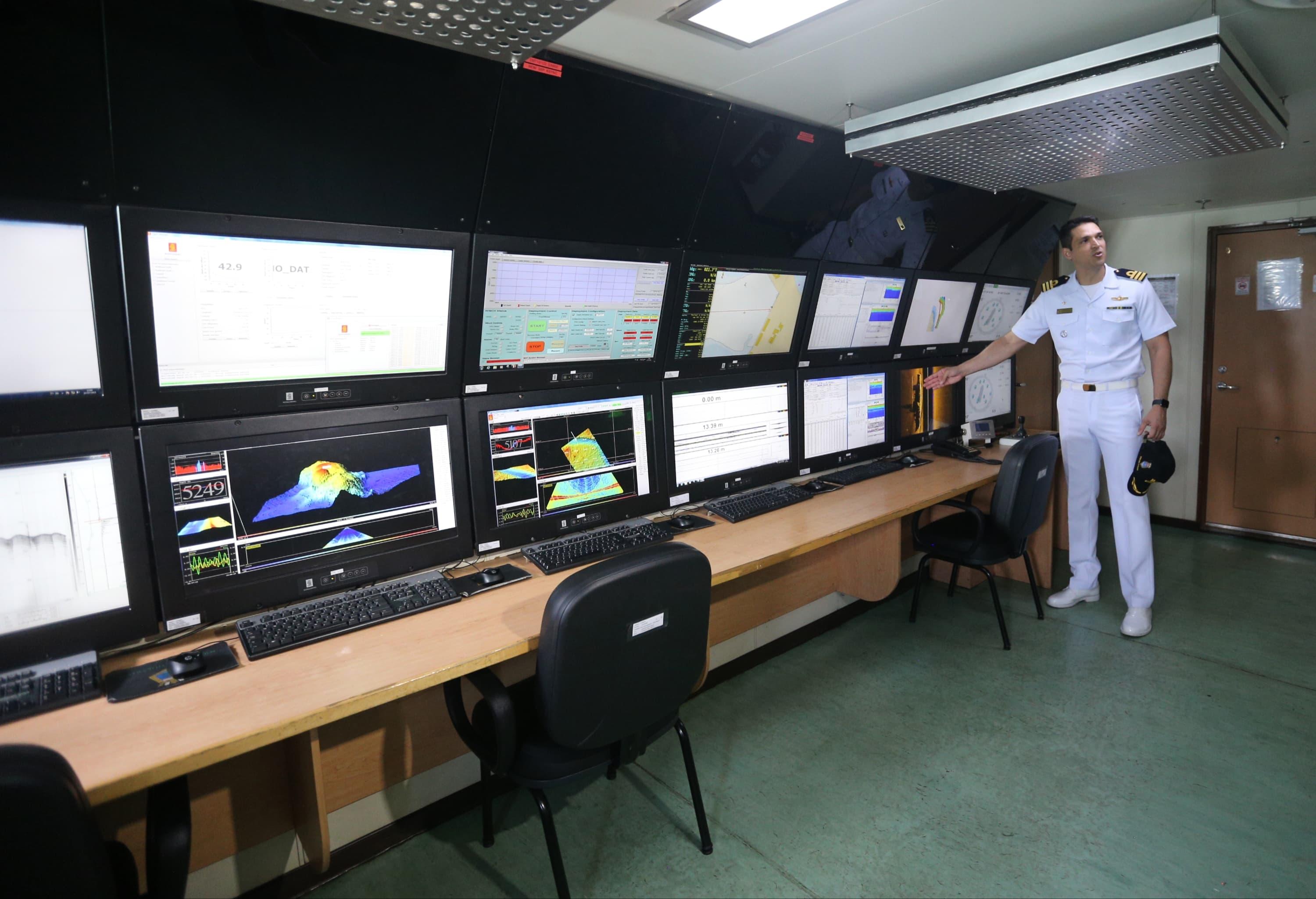 Comandante do navio, Capitão de Fragata Leandro dos Santos Novaes explica funcionamento do laboratório seco