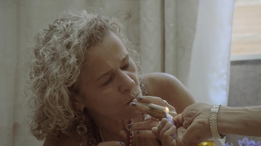 Viviane de Cássia Ferreira protagoniza o documentário 'As Linhas da Minha Mão', abordando a própria vida, trabalho e experiência com a loucura