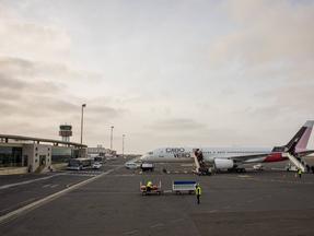 Avião da Cabo Verde Airlines em aeroporto