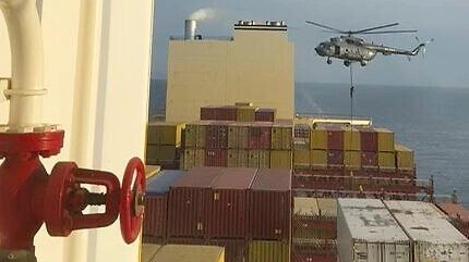 Helicóptero iraniano aborda navio português